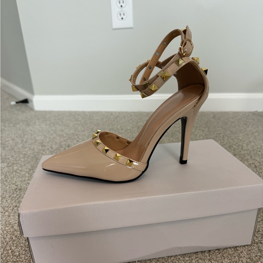 Cream heel with gold studs